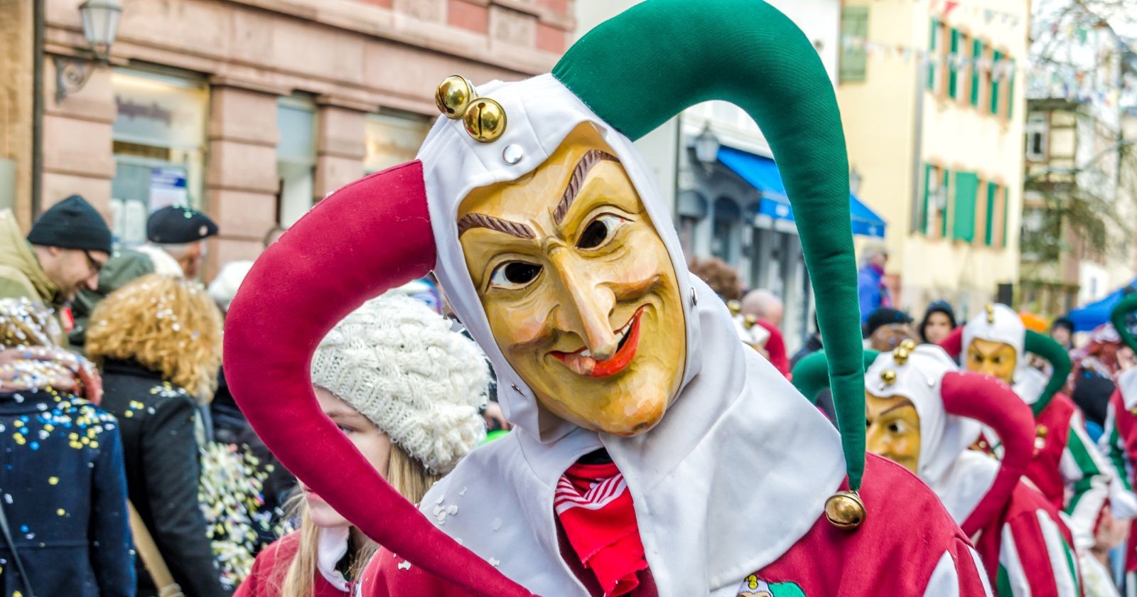 Kostümteilnehmer führen am 17. Januar 2016 in der Stadt Lahr eine Straßenprozession Karnevalsfasnacht durch. Traditionell findet der festliche und kulturelle Karnevalsumzug durch die Straßen der Städte und Gemeinden in Deutschland statt