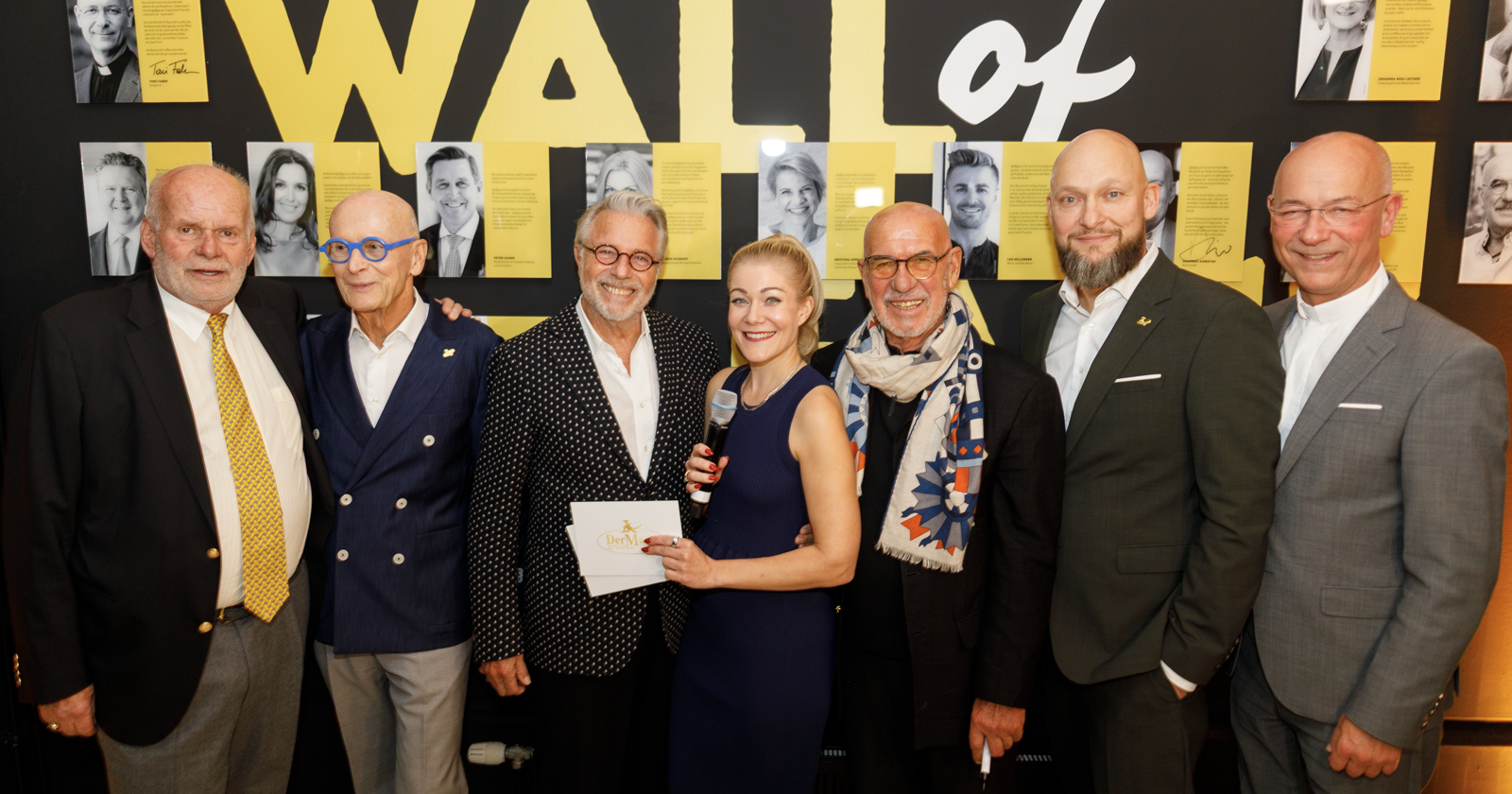 Prominente vor der Wall of Fame