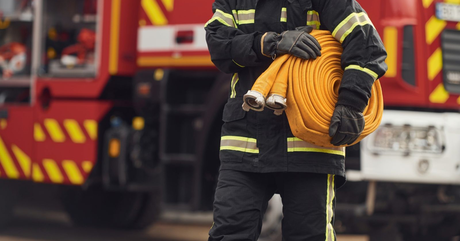 Feuerwehrmann mit Schlauch