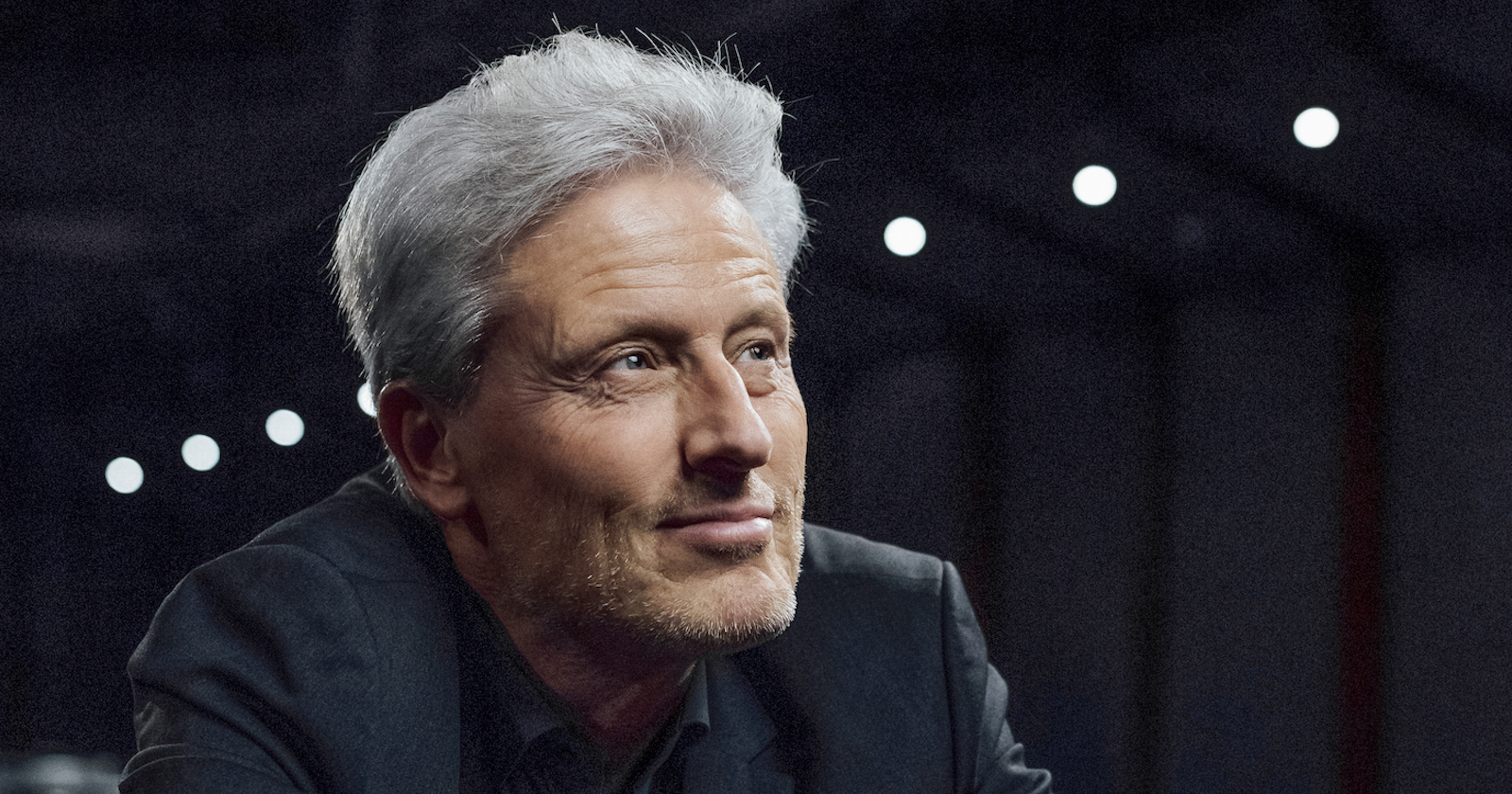 Florian Scheuba schaut nachdenklich in die Ferne