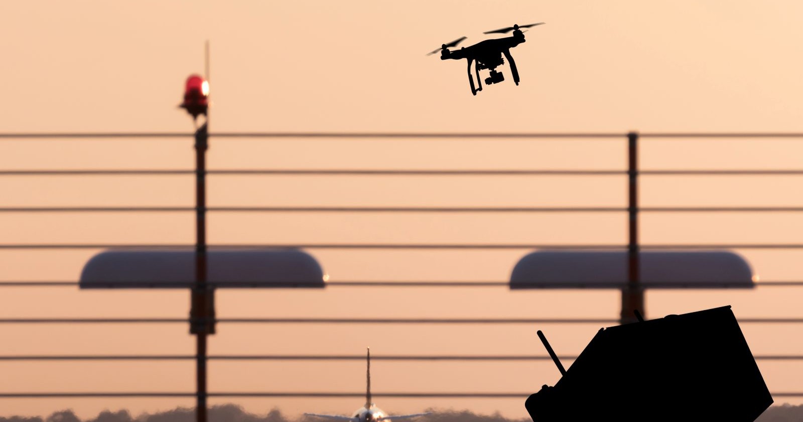 Eine Drohne auf einem Flughafen in der Abenddämmerung.