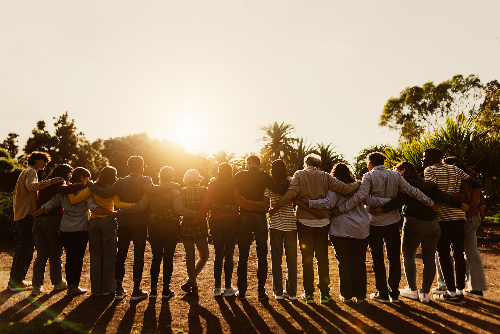 Familie und Freunde stehen zusammen | Credit: iStock.com/Alessandro Biascioli