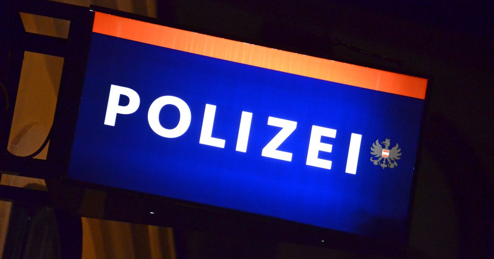 Schild Polizei in der Nacht an einem Polizeigebäude in St. Veit an der Glan