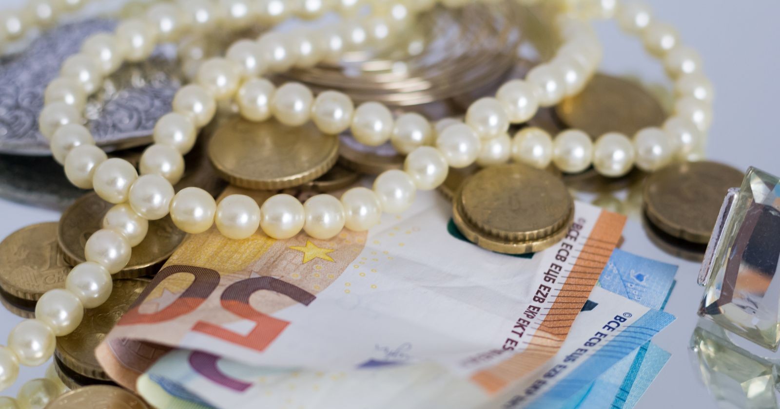 Geldscheine und Schmuck