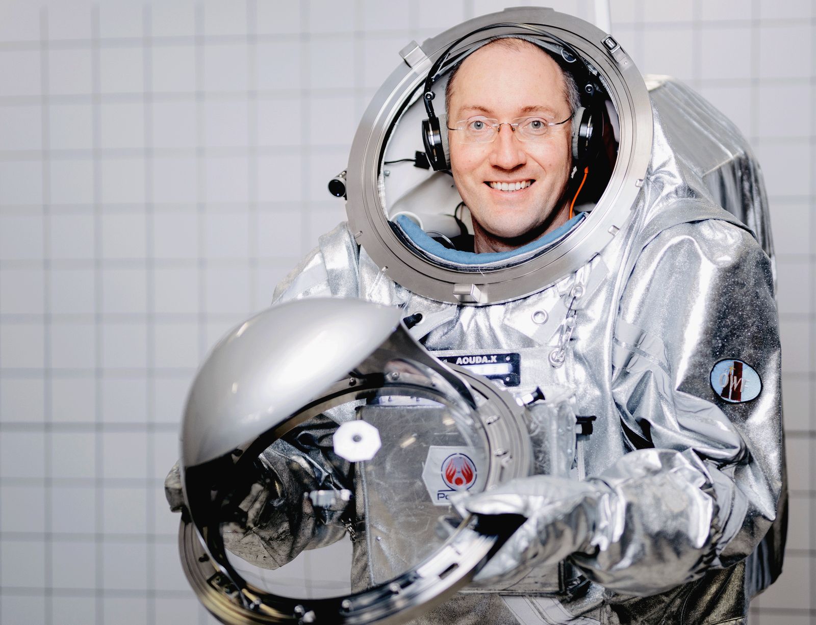 Gernot Grömer in einen Raumfahrtanzug.