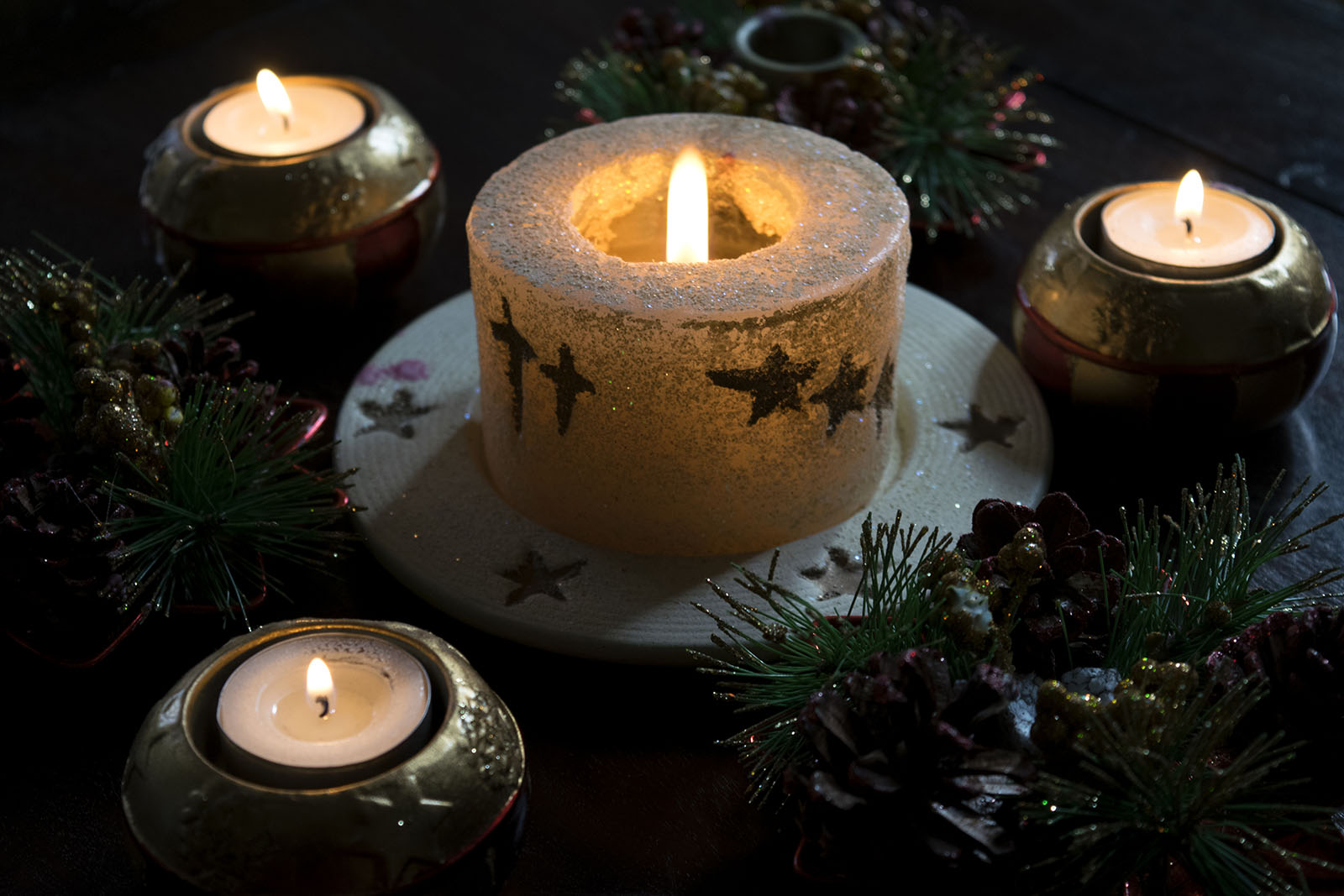 Goth-Adventkranz mit vier brennenden Kerzen | Credit: iStock.com/sal61