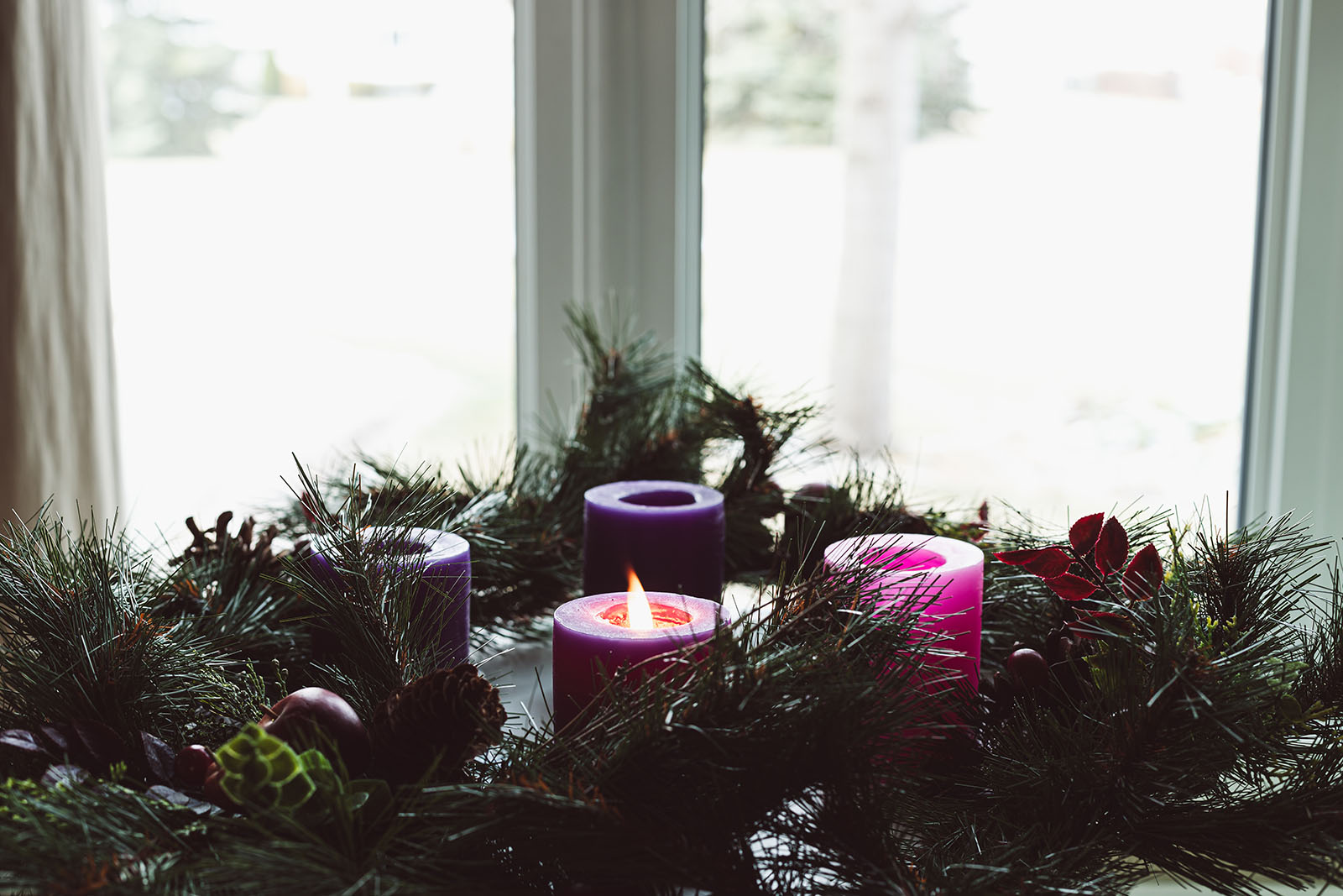 Goth-Adventkranz am Fenster | Credit: iStock.com/Kara Gebhardt