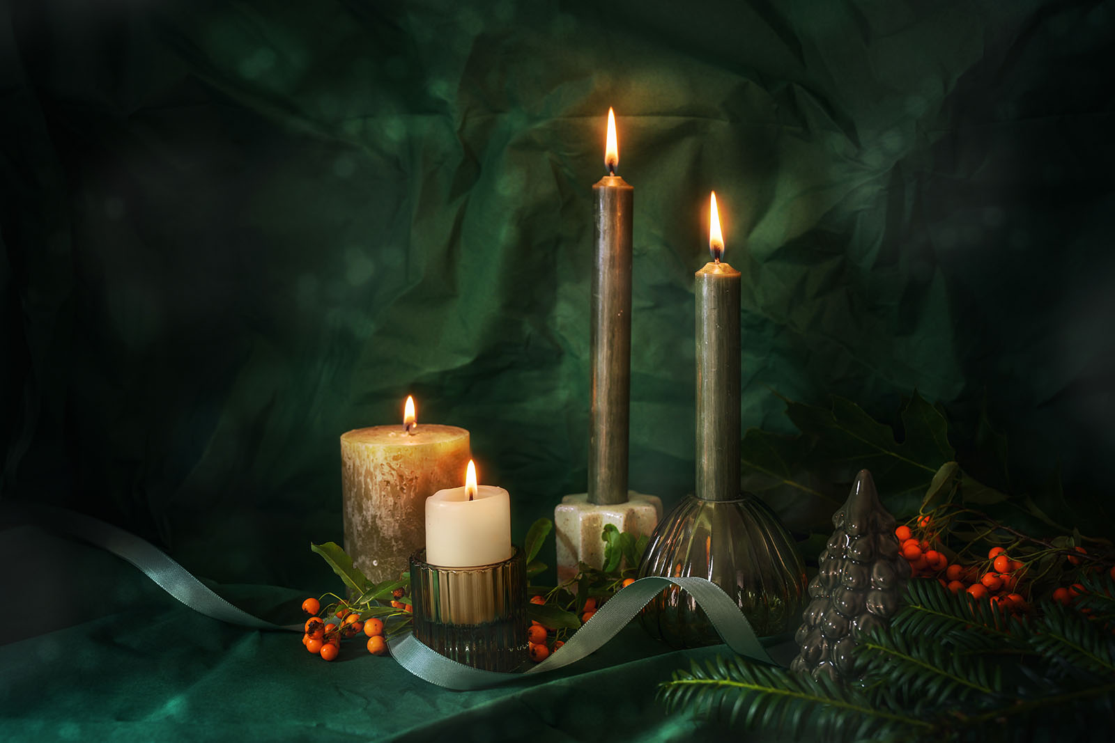 Adventskranz mit dunklen Kerzen | Credit: iStock.com/fermate