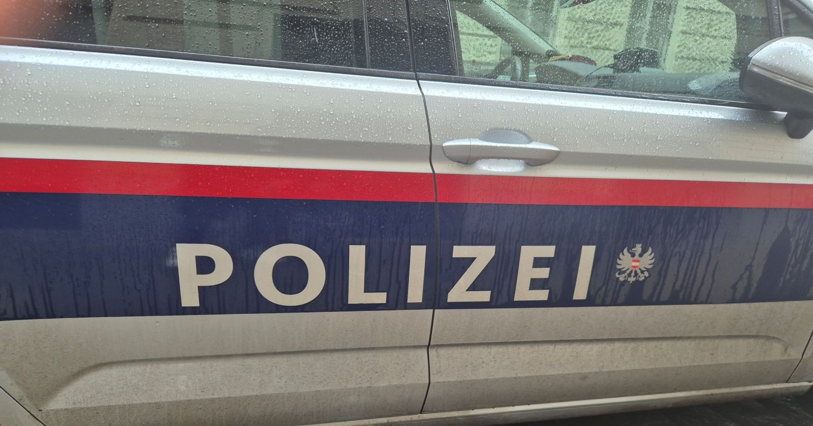 Die genaue Anzahl der gestohlenen Schmuckstücke ist derzeit unbekannt.