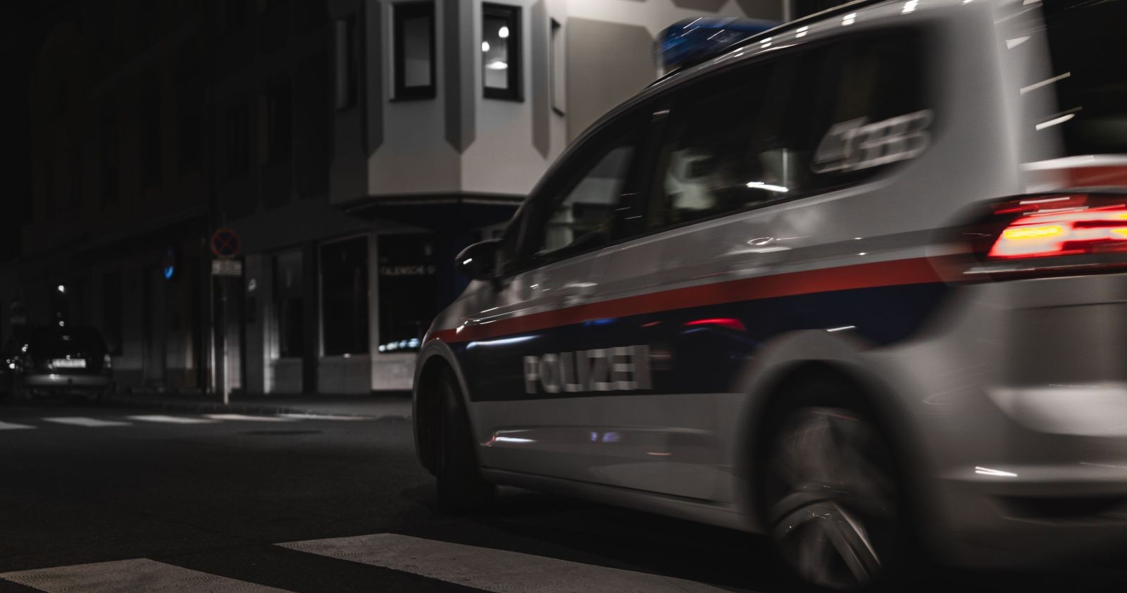 Ein Polizeiauto bei einem nächtlichen Einsatz.