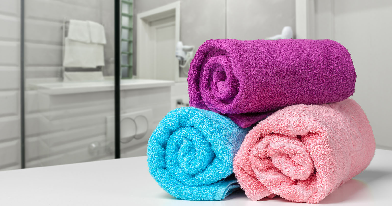 Handtücher liegen im Badezimmer | Credit: iStock.com/FabrikaCr