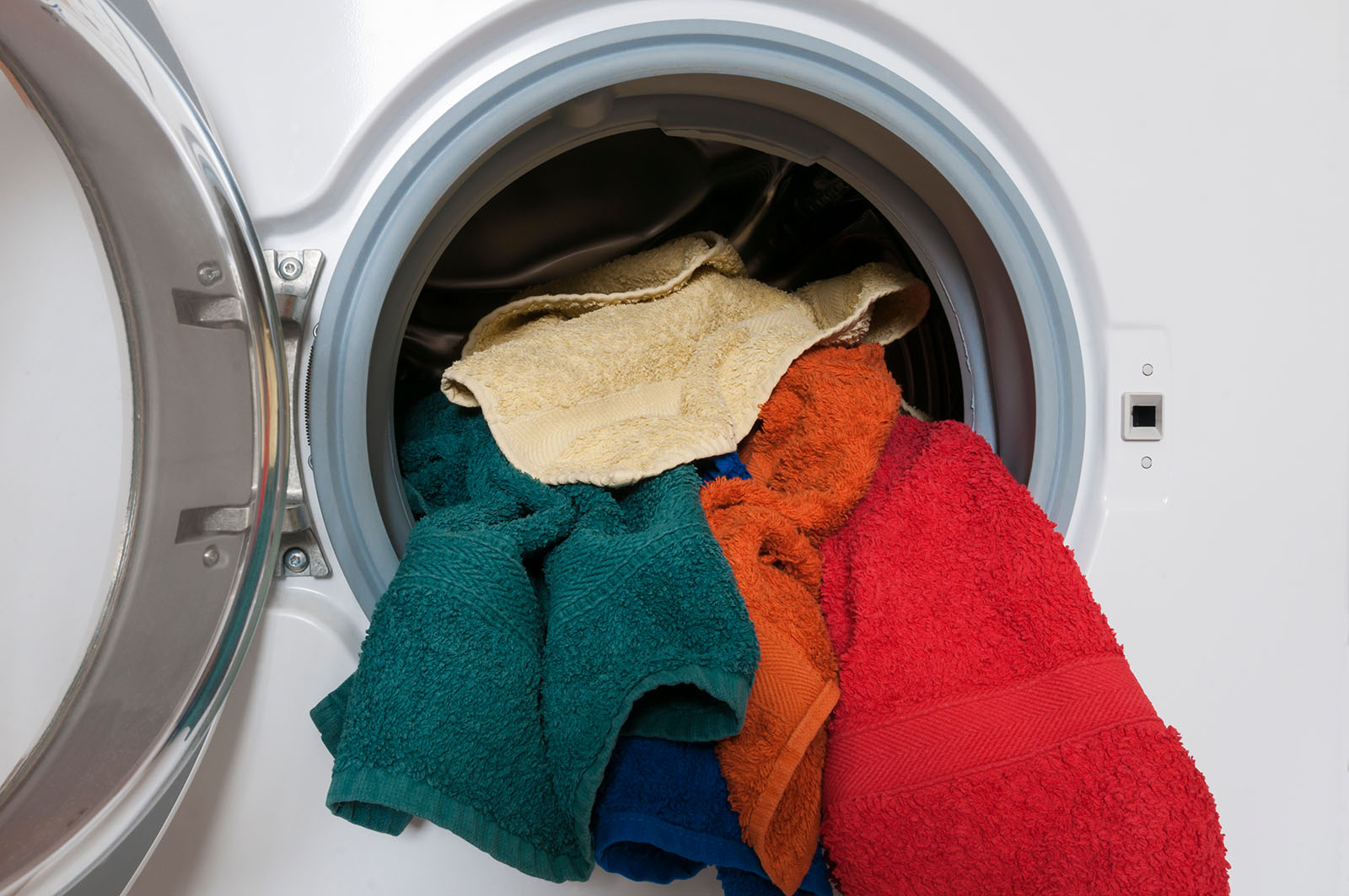 Handtücher in der Waschmaschine | Credit: iStock.com/uba-foto