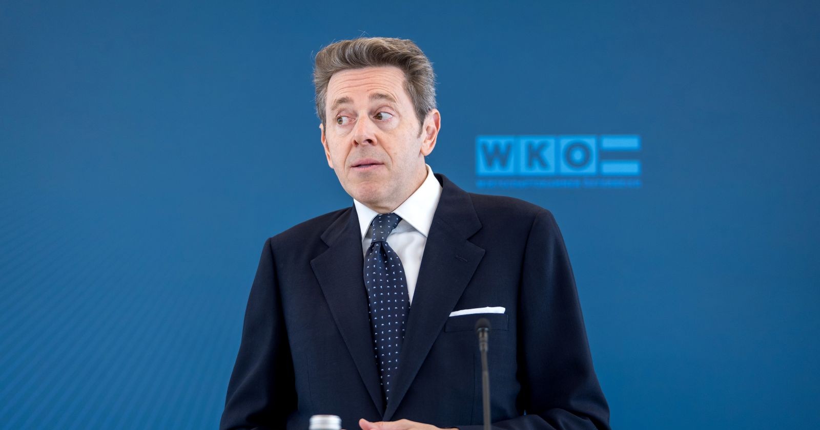 Harald Mahrer bei einer Pressekonferenz zu den Gehaltserhöhungen, der Druck auf den WKÖ-Präsident ist seither deutlich gewachsen, nun folgt der Rücktritt.