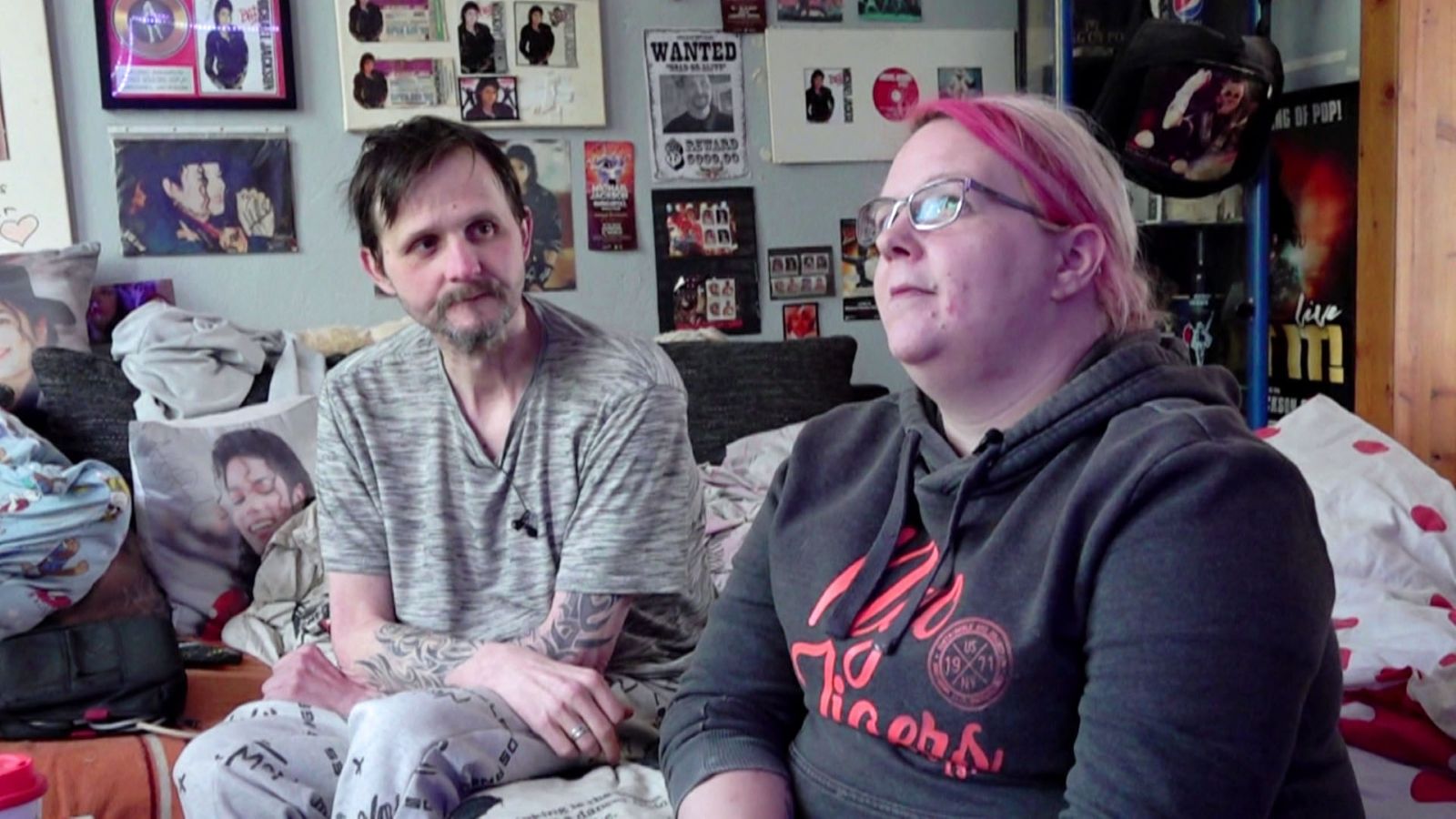 Ein Mann und eine Frau sitzen auf einem Sofa