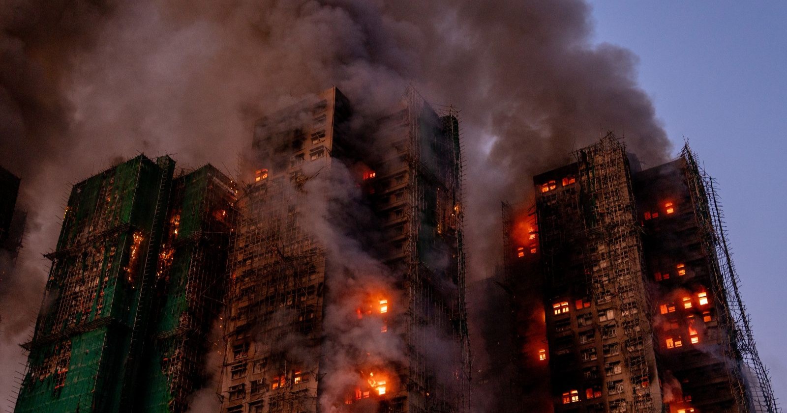Mehrere Hochhäuser in Hongkong stehen in Flammen, dichter Rauch steigt auf; Bambusgerüste und Fassaden brennen während eines Großbrandes im Wohnkomplex Wang Fuk Court in Tai Po.