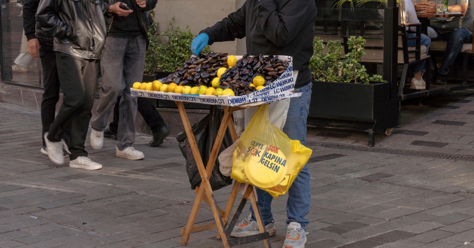 Die ersten Vermutungen hatten sich auf Straßenessen und Lebensmittel aus der Umgebung konzentriert.