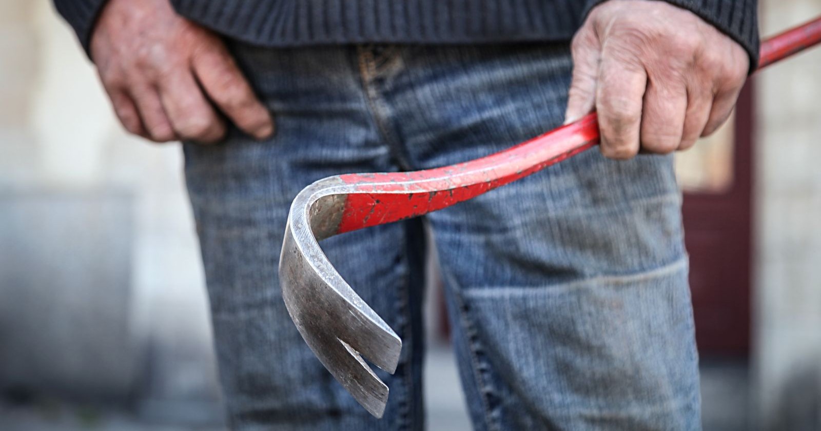 Ein Mann mit einer Brechstange