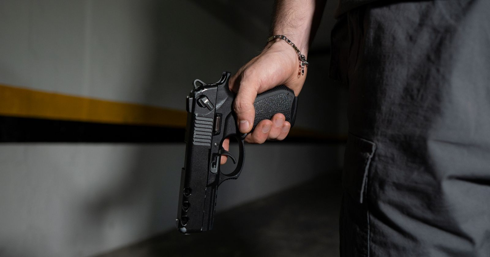 Mann mit Waffe in der Hand