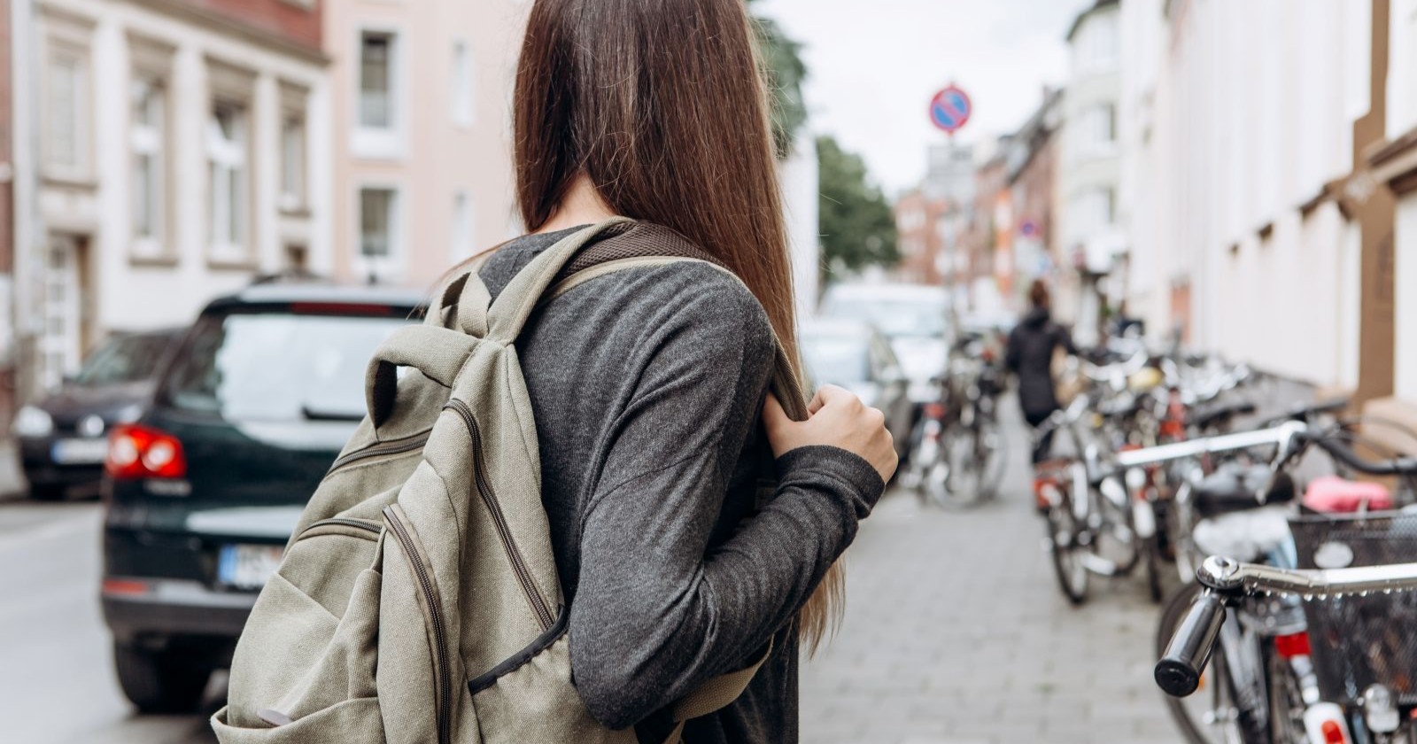 Mädchen mit Rucksack