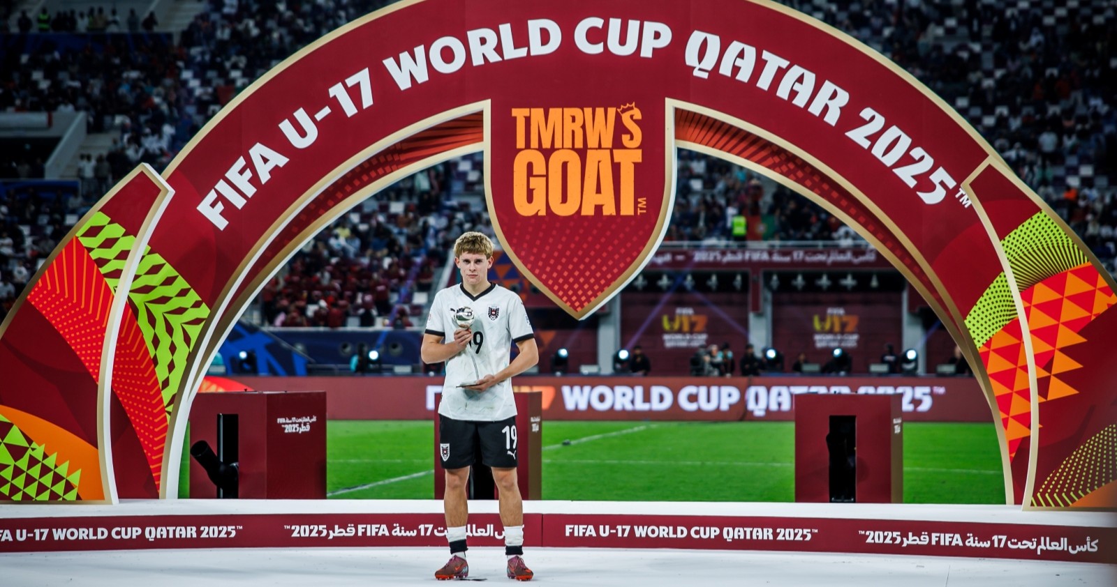 Johannes Moser erhält bei der U17-WM den Goldenen Schuh und den Silbernen Ball.