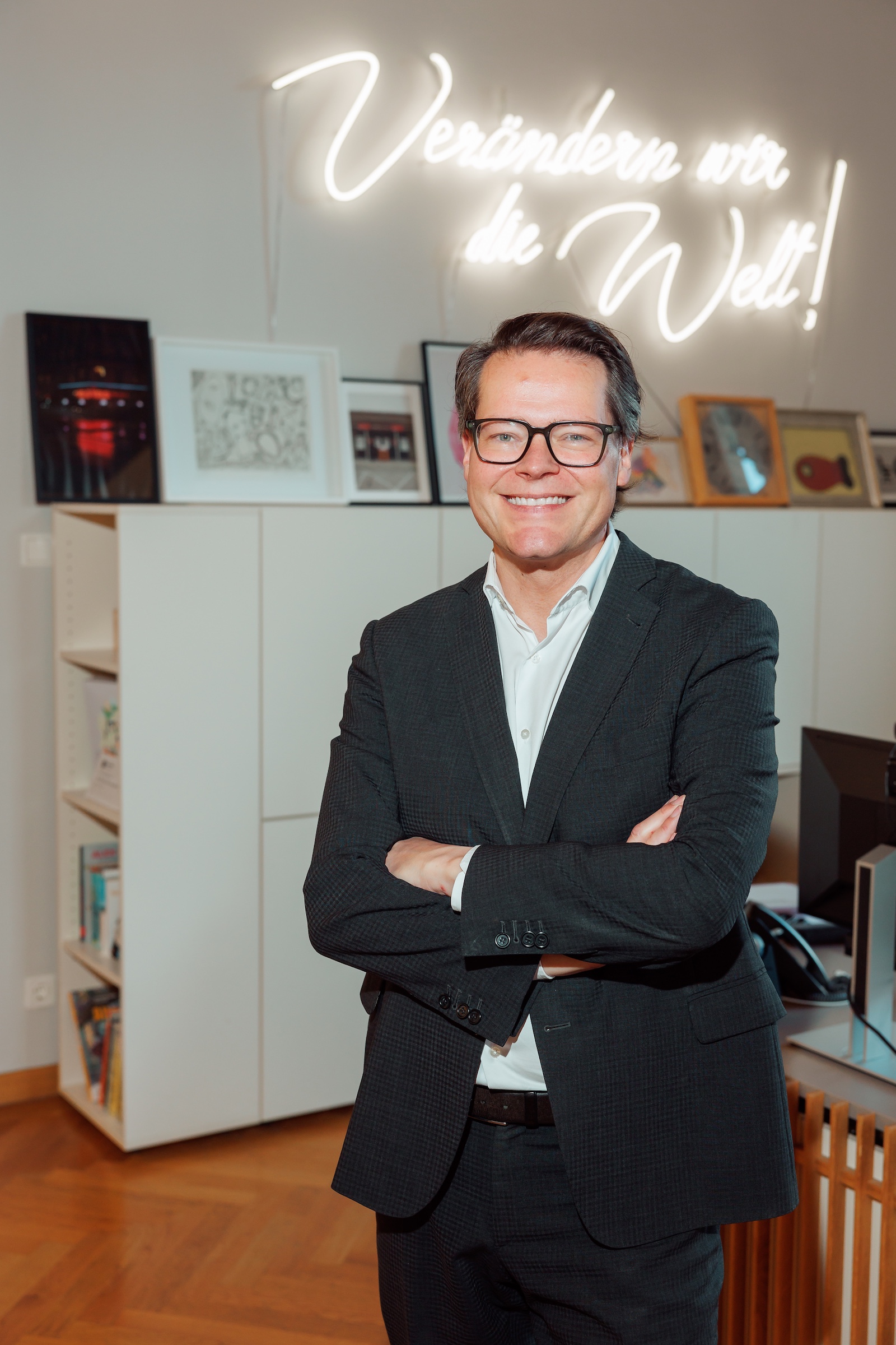 Stadtrat Jürgen Czernohorszky mit verschränkten Armen in seinem Büro