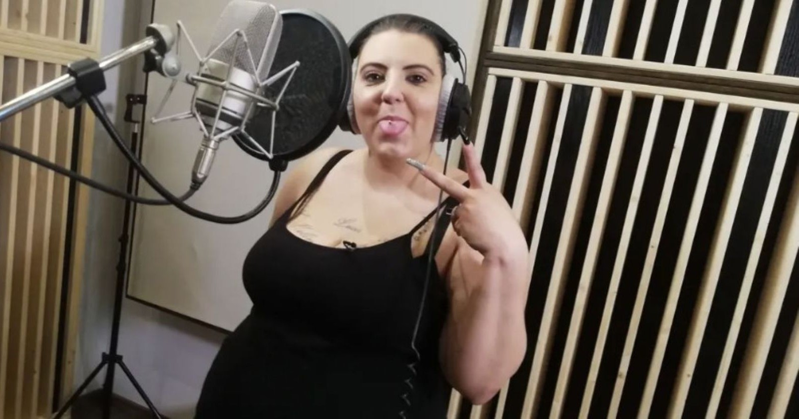 &quot;Teenager werden Mütter&quot;-Star Kerstin mit Mikrophon