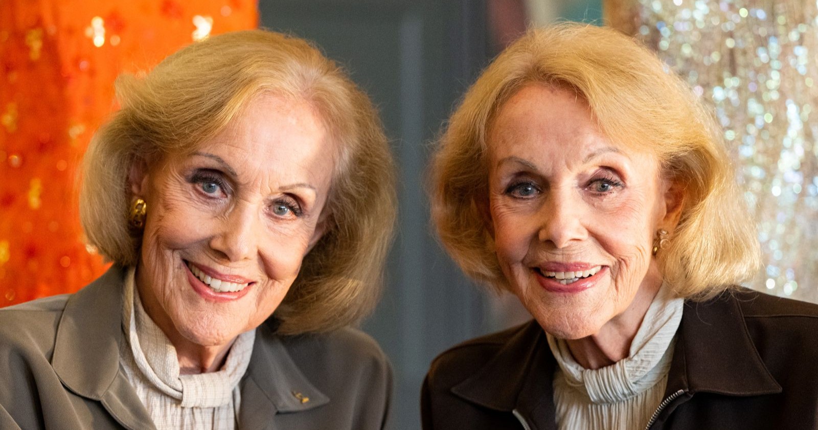 Alice und Ellen Kessler, die berühmten Kessler-Zwillinge, lächeln nebeneinander in die Kamera; die 89-jährigen Show-Ikonen starben 2025 durch begleitete Sterbehilfe in Grünwald.