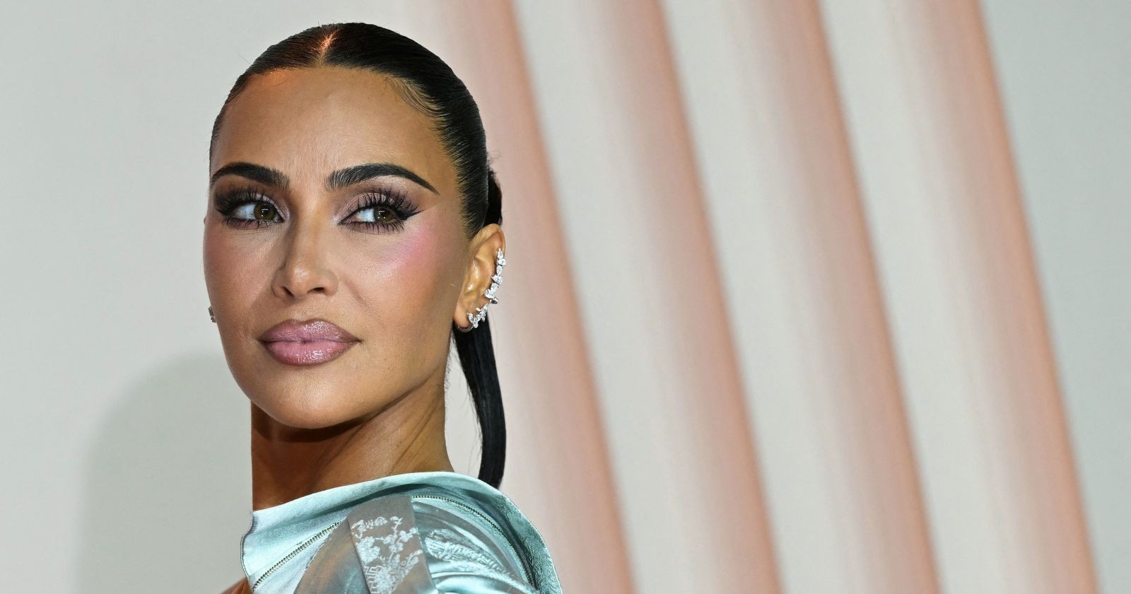 Kim Kardashian mit türkisem Kleid