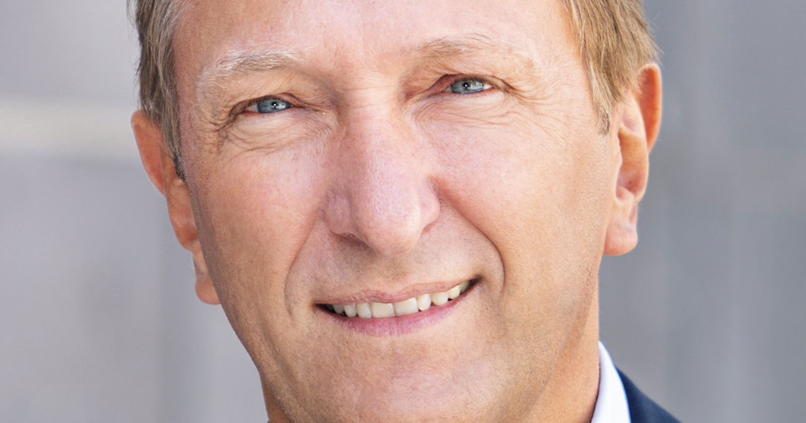 Klaus Magele vor einem hellen Hintergrund