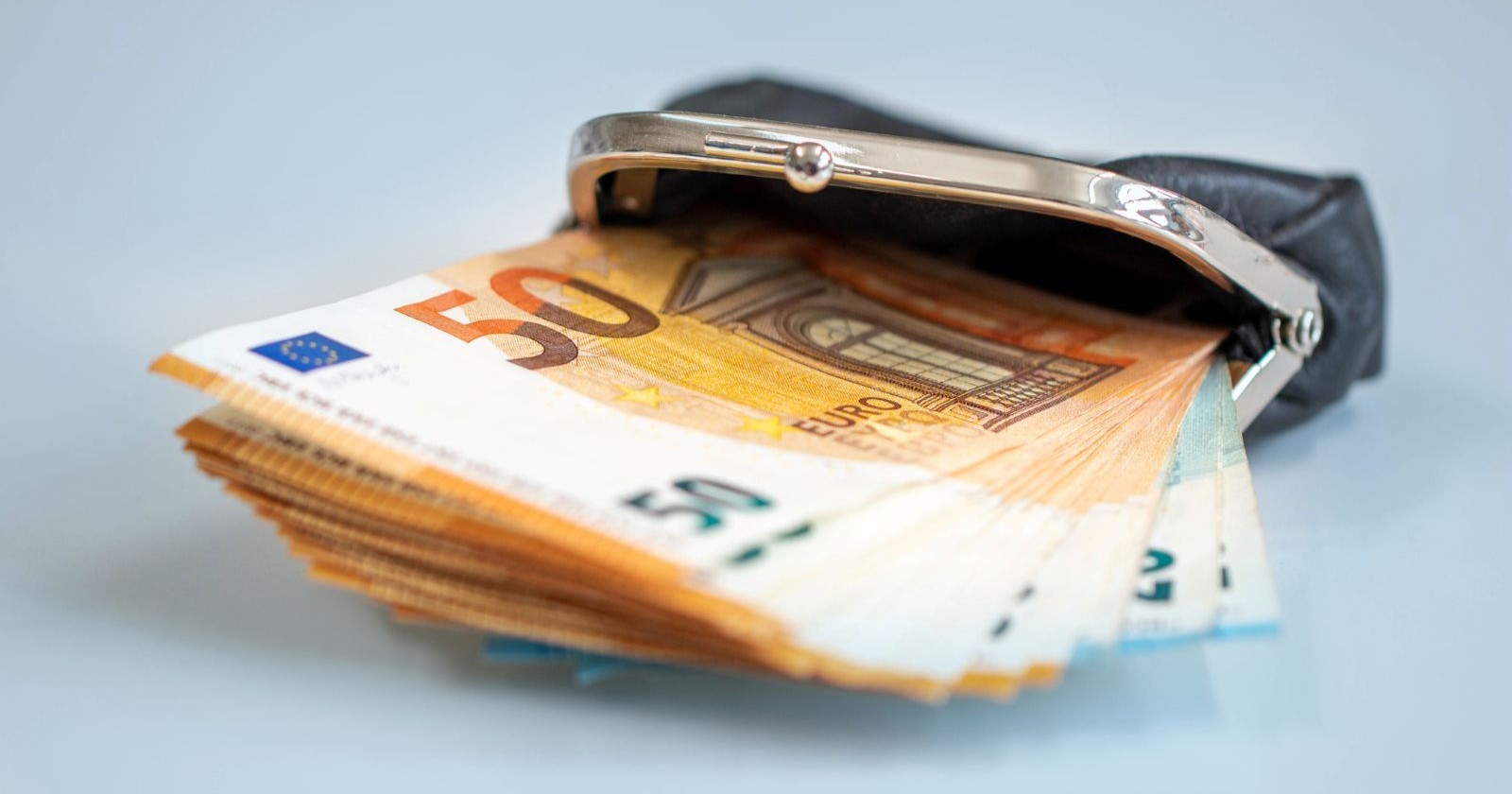 Tausend Euro in einer Geldbörse in 50 und 20 Euro Banknoten