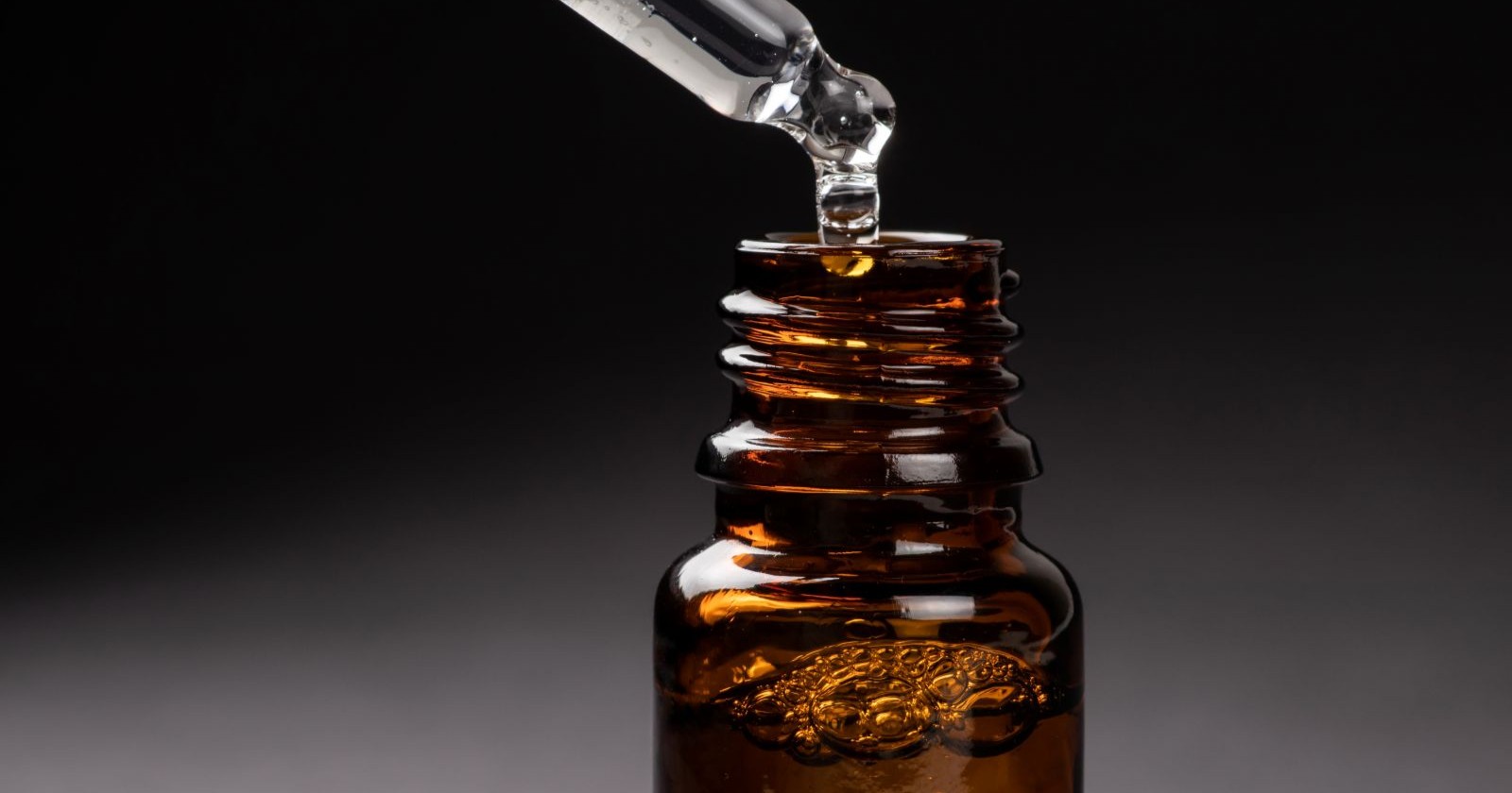 Pipette und dunkle Flasche