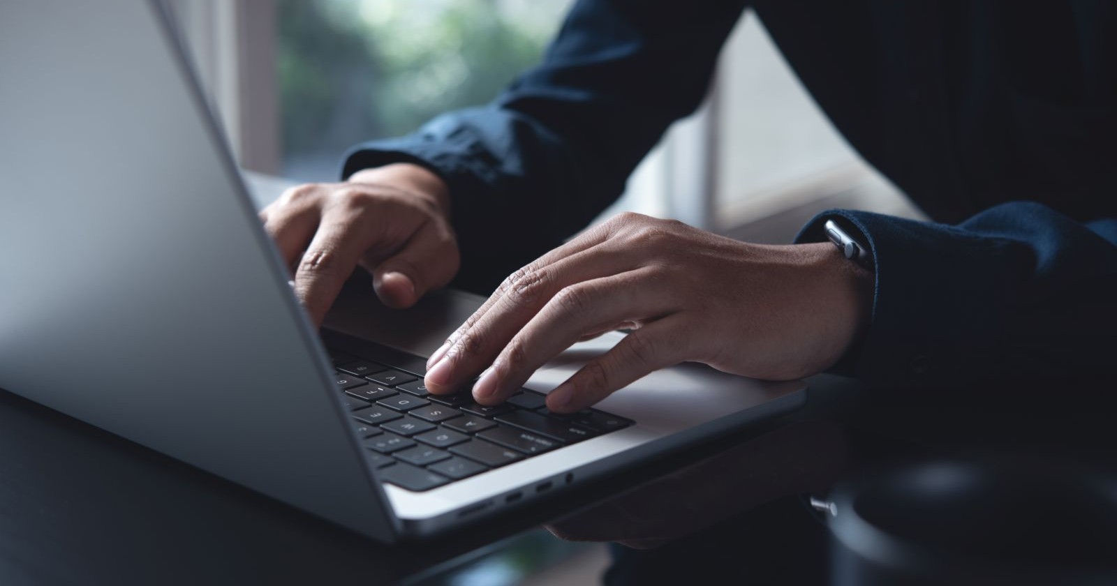 Hände auf Laptop