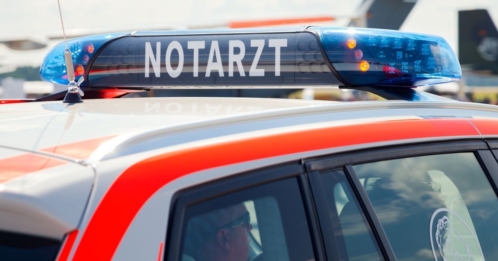 Ansicht eines Rettungswagens an dem &quot;Notarzt&quot; auf der Sirene geschrieben steht