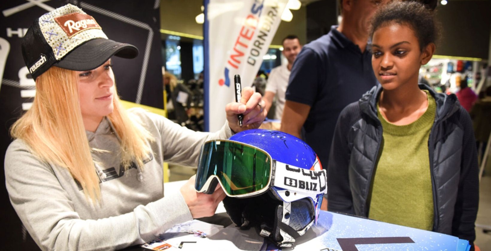 Lara Gut-Behrami während einer Autogrammstunde des Sportgeschäfts Intersport