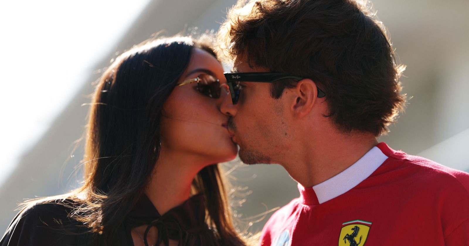 Charles Leclerc küsst Freundin Alexandra Saint Mleux nach Verlobung – Ferrari-Star im Liebesglück.