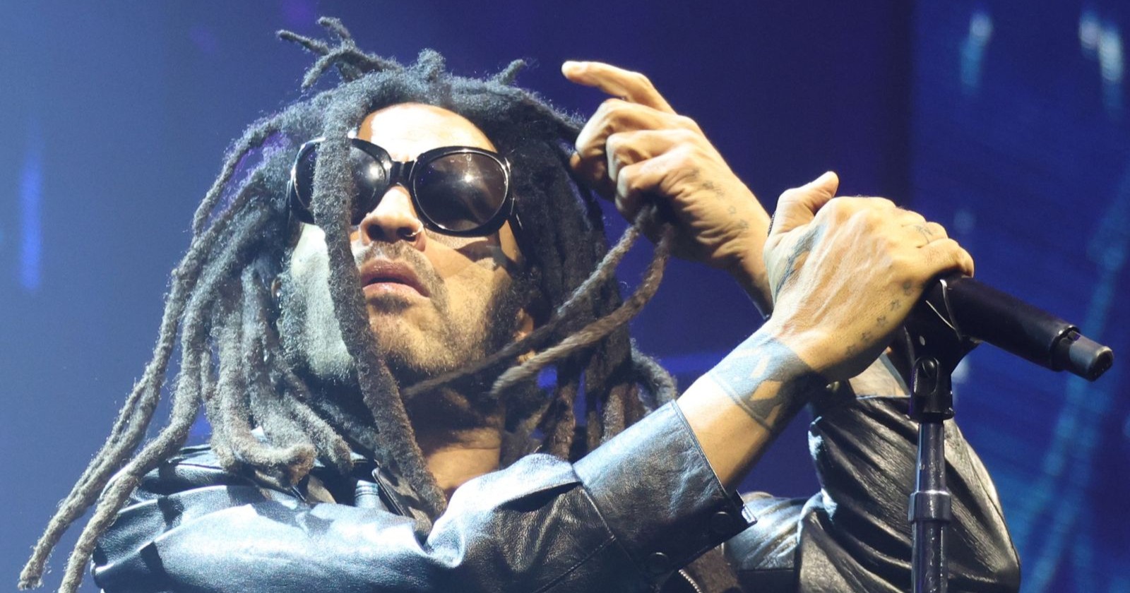 Lenny Kravitz mit Mikrophon auf der Bühne