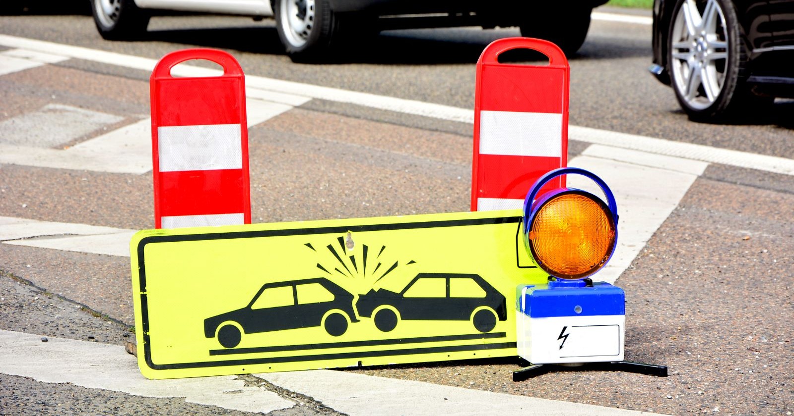 Warnschilder nach einem Unfall, zwei beteiligte Autos