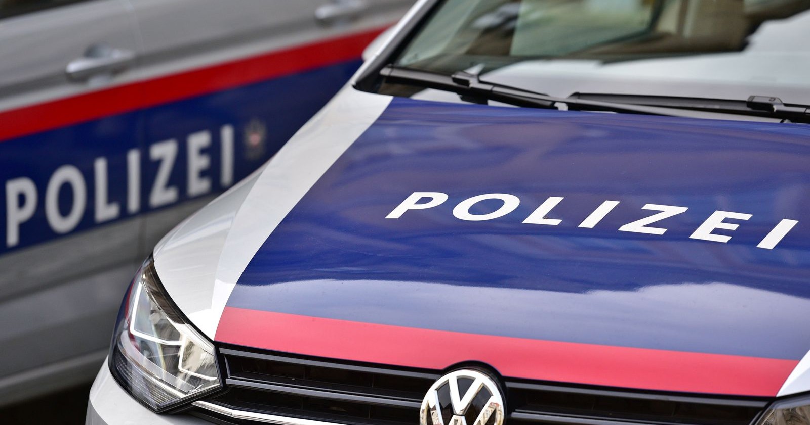 Vorderansicht eines Polizeiautos.