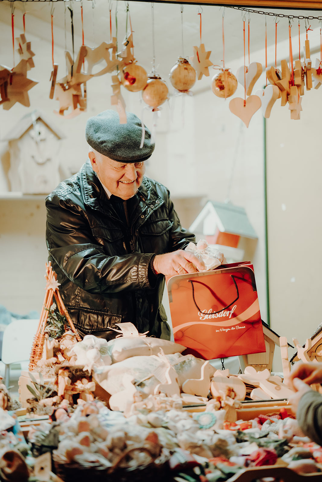 Mann am Adventmarkt | Credit: tinaszabophotography