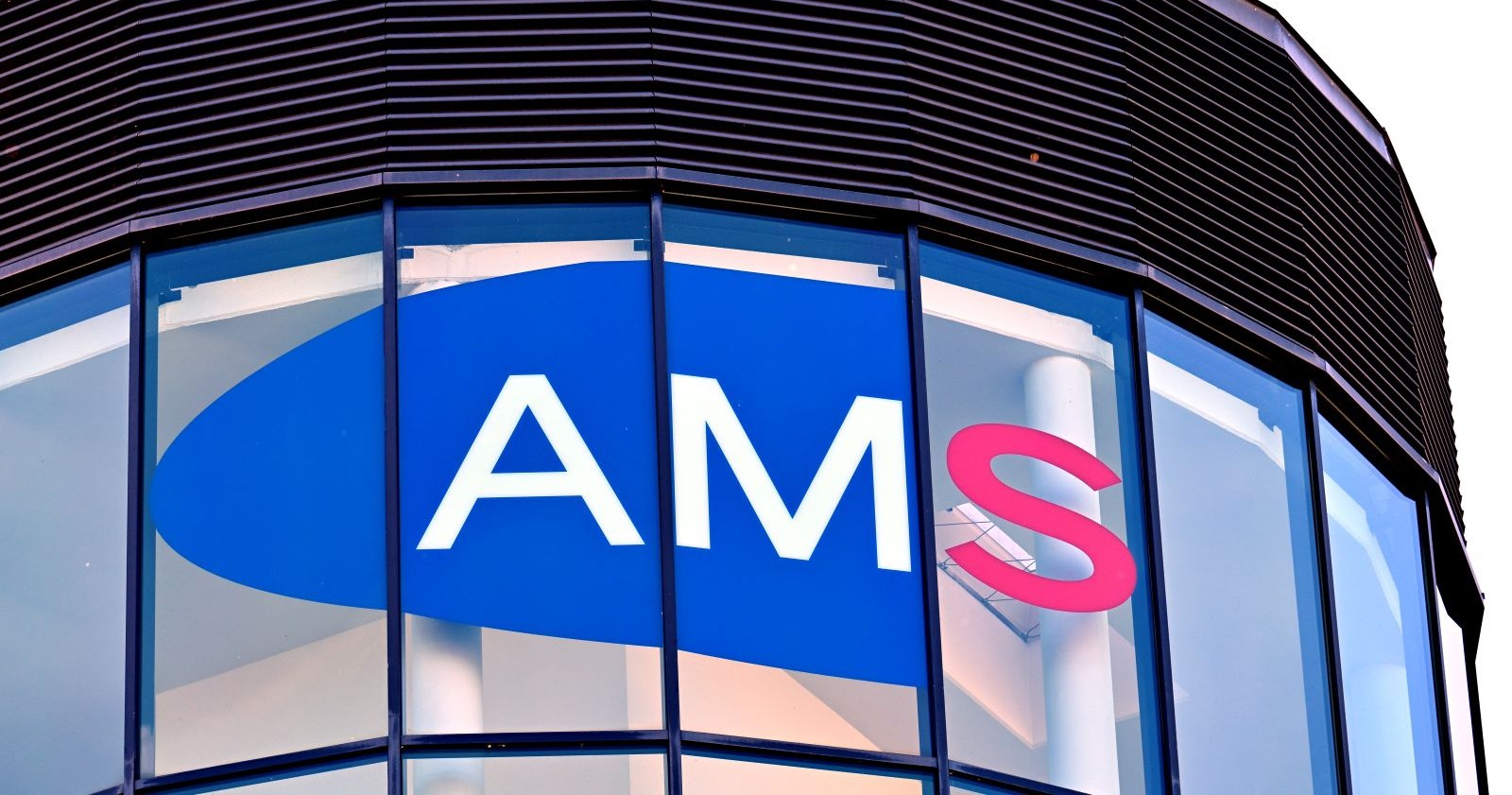 Aufschrift und Logo des AMS auf einem Gebäude des Arbeitsmarktservices