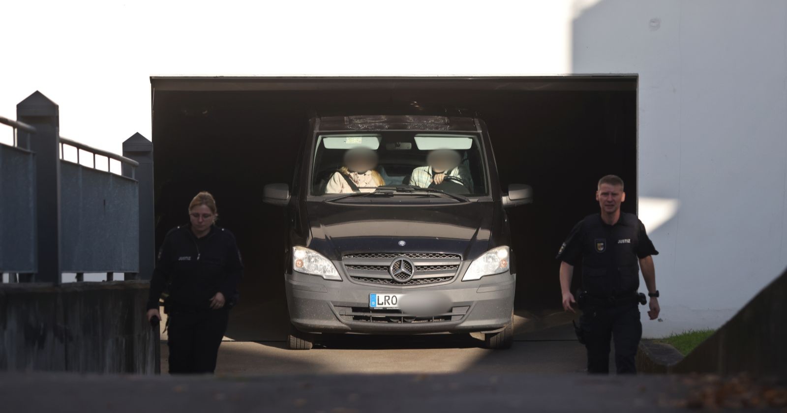 Justizfahrzeug mit tatverdächtiger Ex-Freundin im Mordfall Fabian (†8), bewacht von Justizbeamten beim Transport zur Untersuchungshaft.