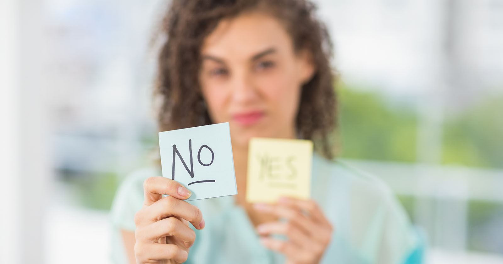 Frau hält Schild mit Nein hoch | Credit: iStock.com/Wavebreakmedia