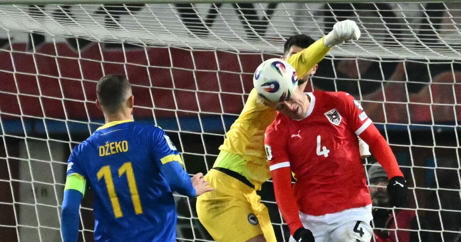 Bosnien-Herzegowinas Torhüter Nr. 01 Nikola Vasiljev hält einen Ball von Österreichs Mittelfeldspieler Nr. 04 Xaver Schlager während des Fußballspiels der FIFA-Weltmeisterschaft 2026, europäische Qualifikation, Gruppe H, zwischen Österreich und Bosnien und Herzegowina am 18. November 2025 in Wien