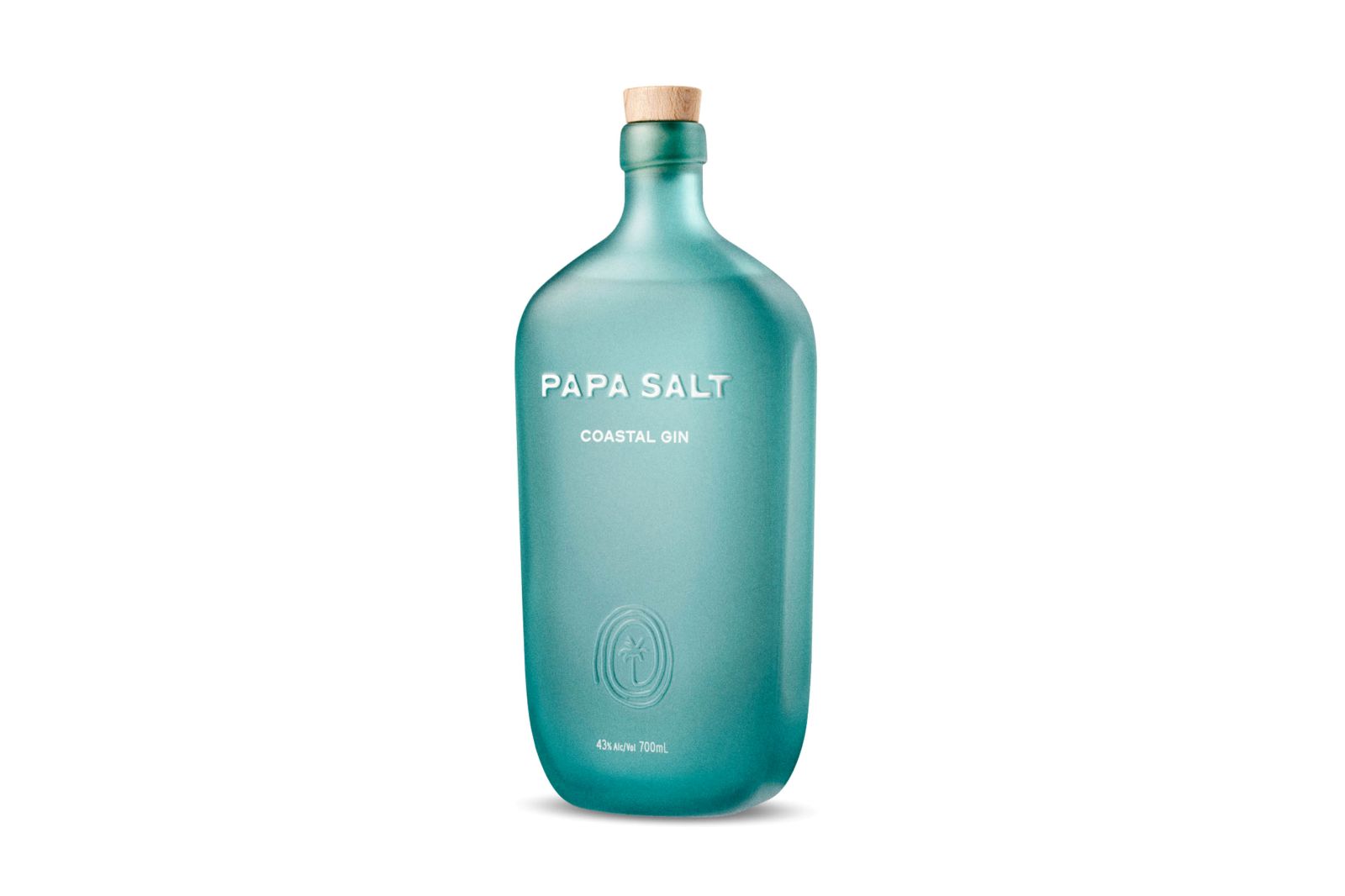 Eine türkisfarbene Flasche Papa Salt Coastal Gin mit Holzverschluss steht vor weißem Hintergrund.