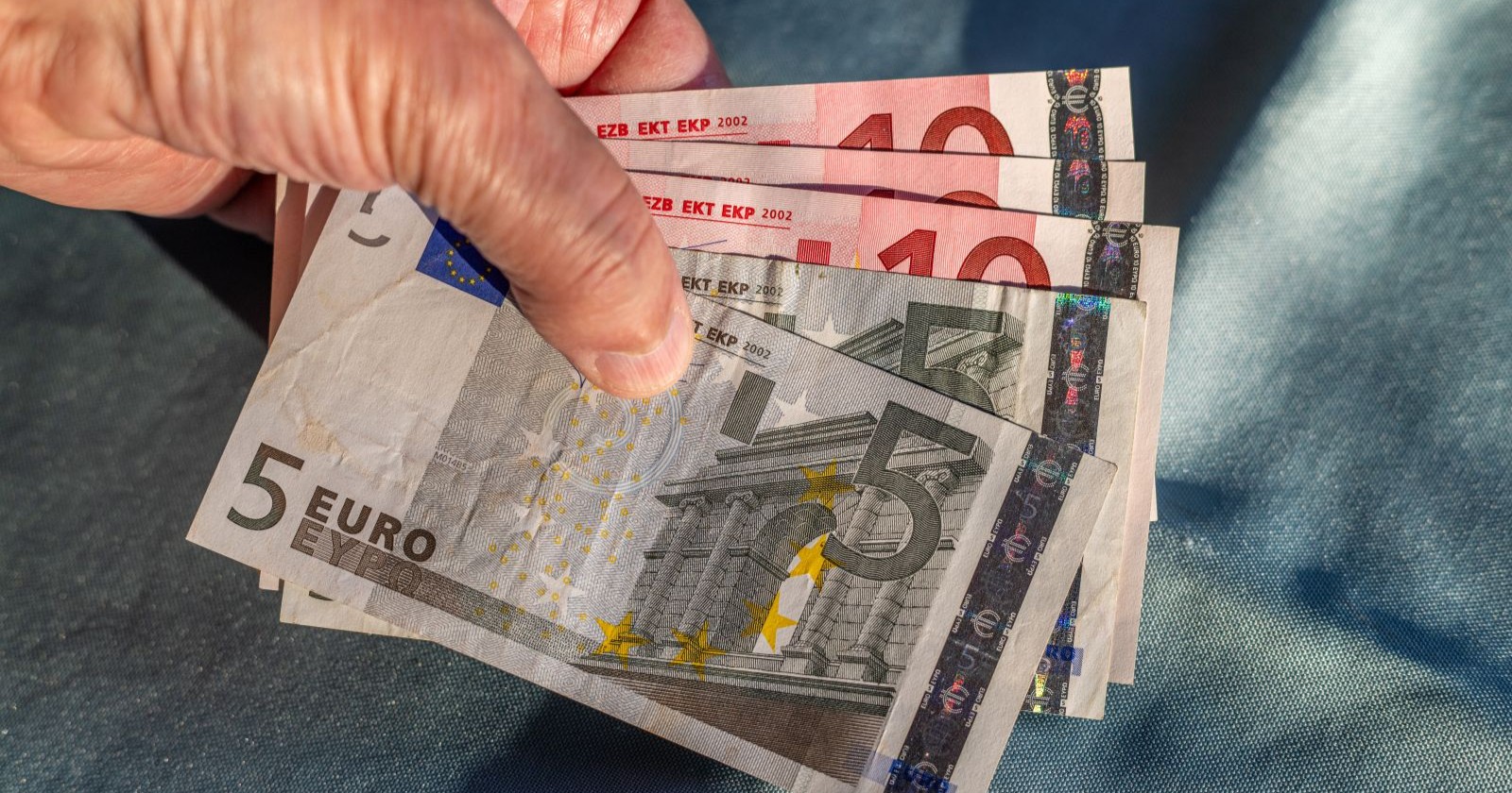 Geldscheine in einer Hand