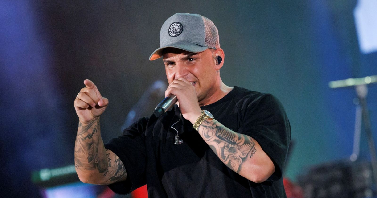 Pietro Lombardi mit einem Mikrophon