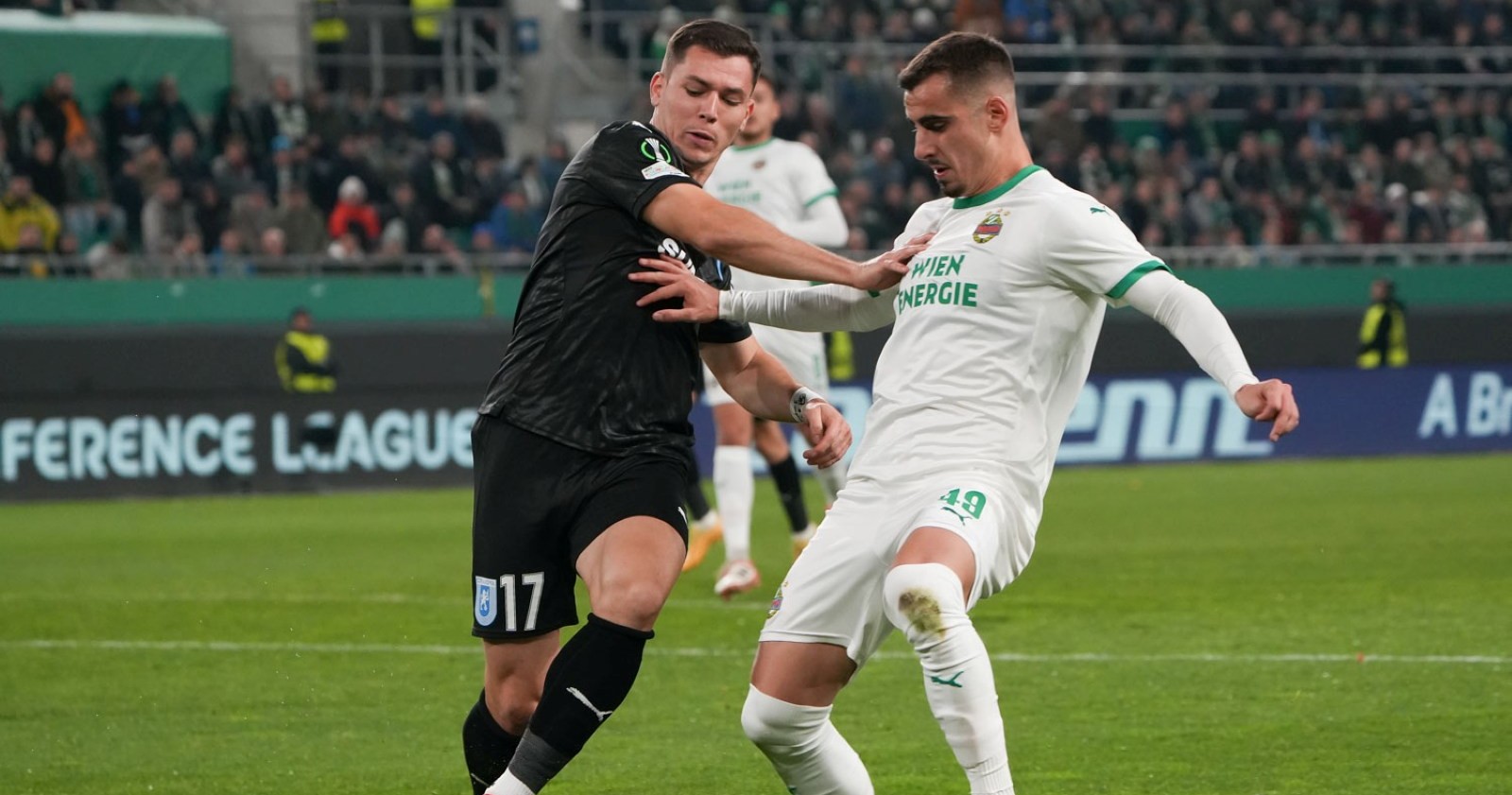 Andrija Radulovic von Rapid Wien und Carlos Mora von Universitatea Craiova am 06.11.2025 während dem Spiel der UEFA Conference League in Wien