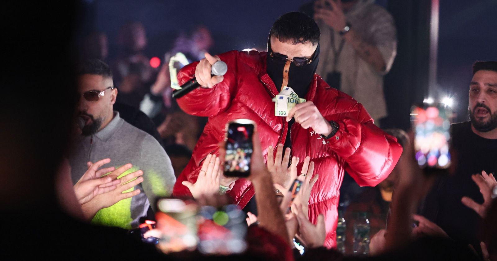 Rapper Haftbefehl auf der Bühne.