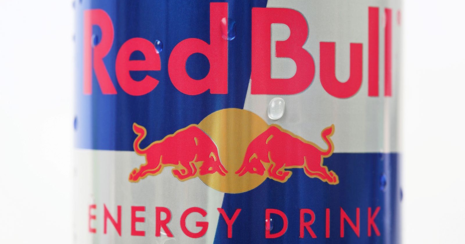 Detailaufnahme einer Red-Bull-Dose, die das Logo und die typische blau-silberne Gestaltung zeigt.