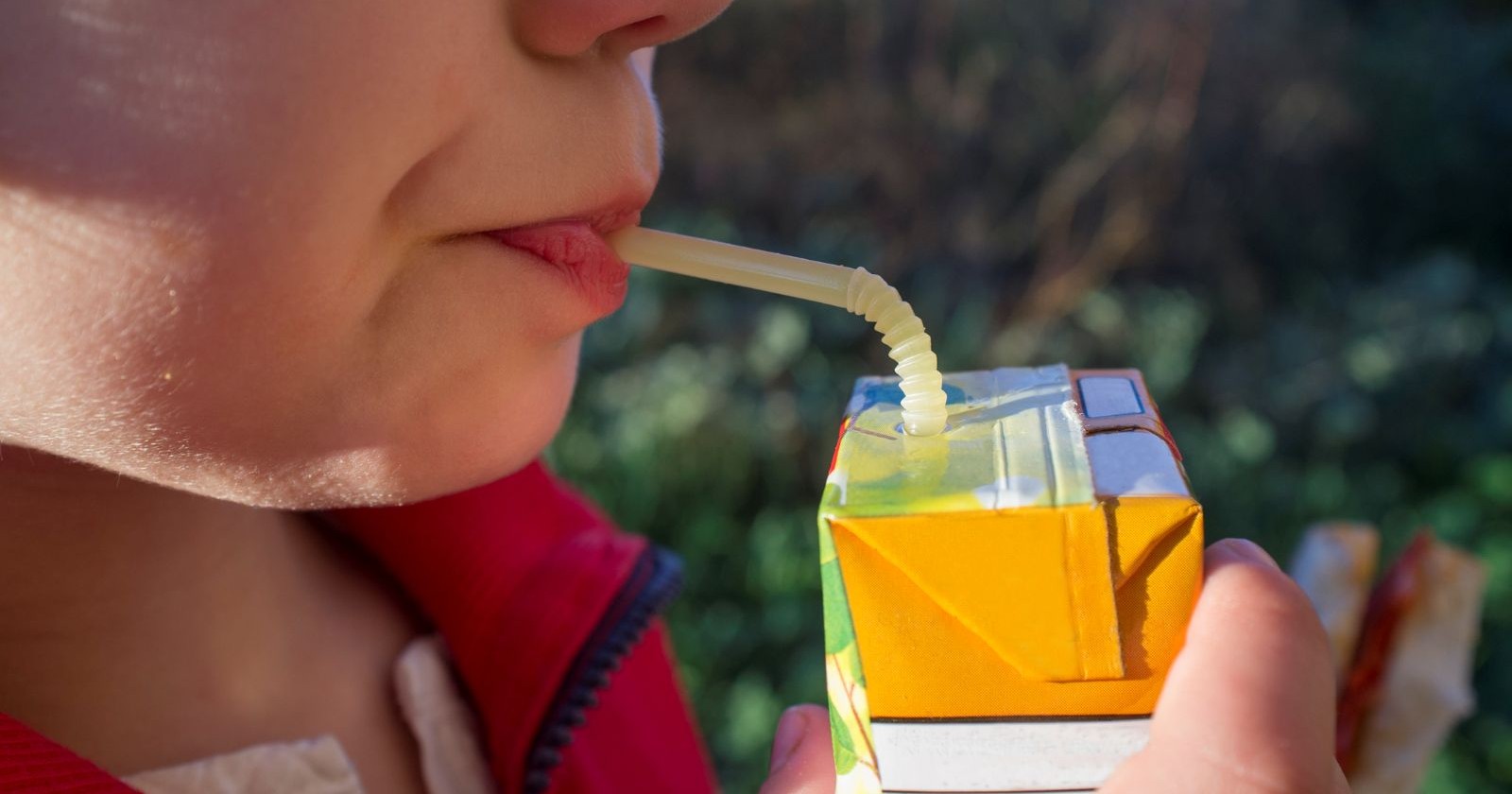 Kind trinkt aus einem Trinkpäckchen – Symbolbild zum Rewe Getränkerückruf wegen möglicher Fremdkörper in Eistee-Flaschen.